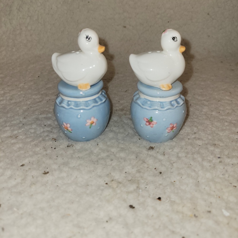 Josef Originals Duck Salt and Pepper Shakers Blue Floral Japan Set‎